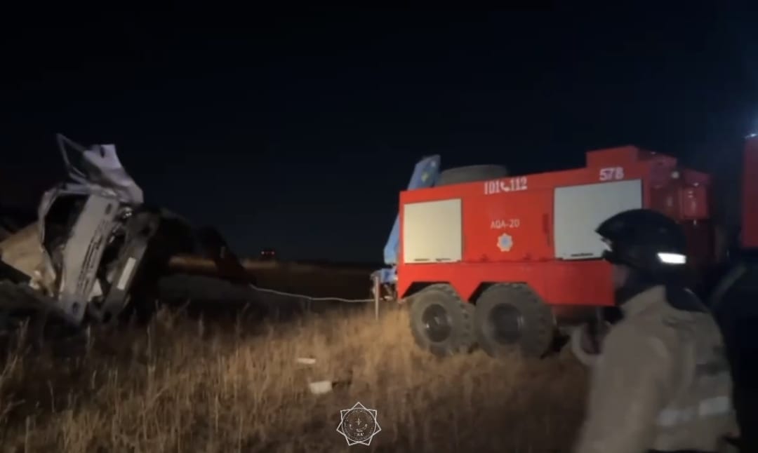 Спасатели предотвратили разлив дизтоплива после ДТП в Актобе